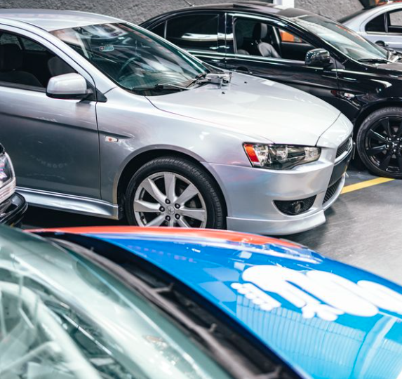 Automóveis em estacionamento